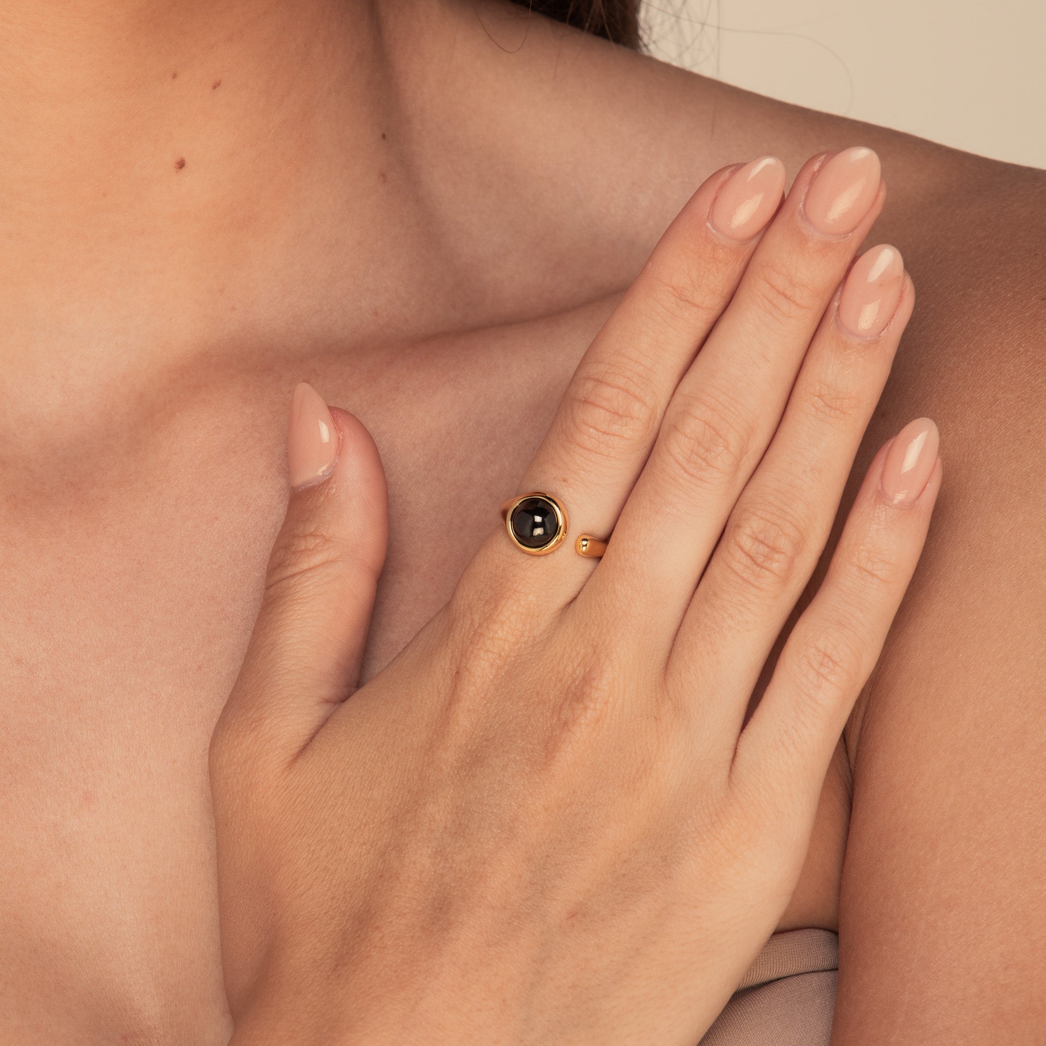 Black Onyx Circular Open Ring Gold